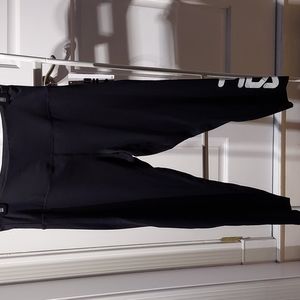 FILA black capri stretch athletic pants Women's size Large, leg pocket for cell